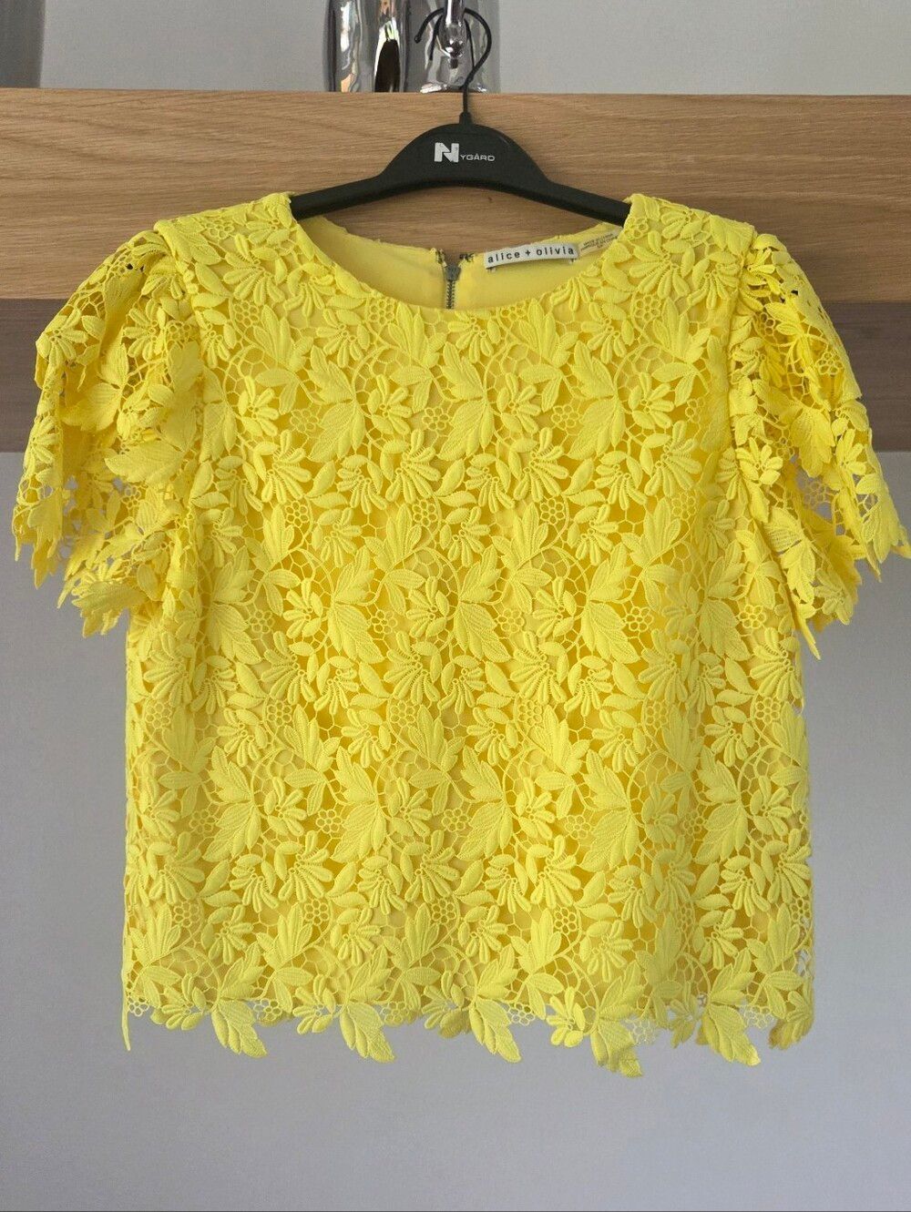 (NWT) Alice + Olivia Franca Ruffle Sleeve Lace Top